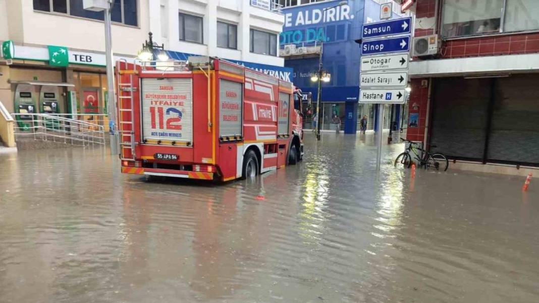 Samsun'u sağanak vurdu: Evleri su bastı, sokaklar göle döndü 4